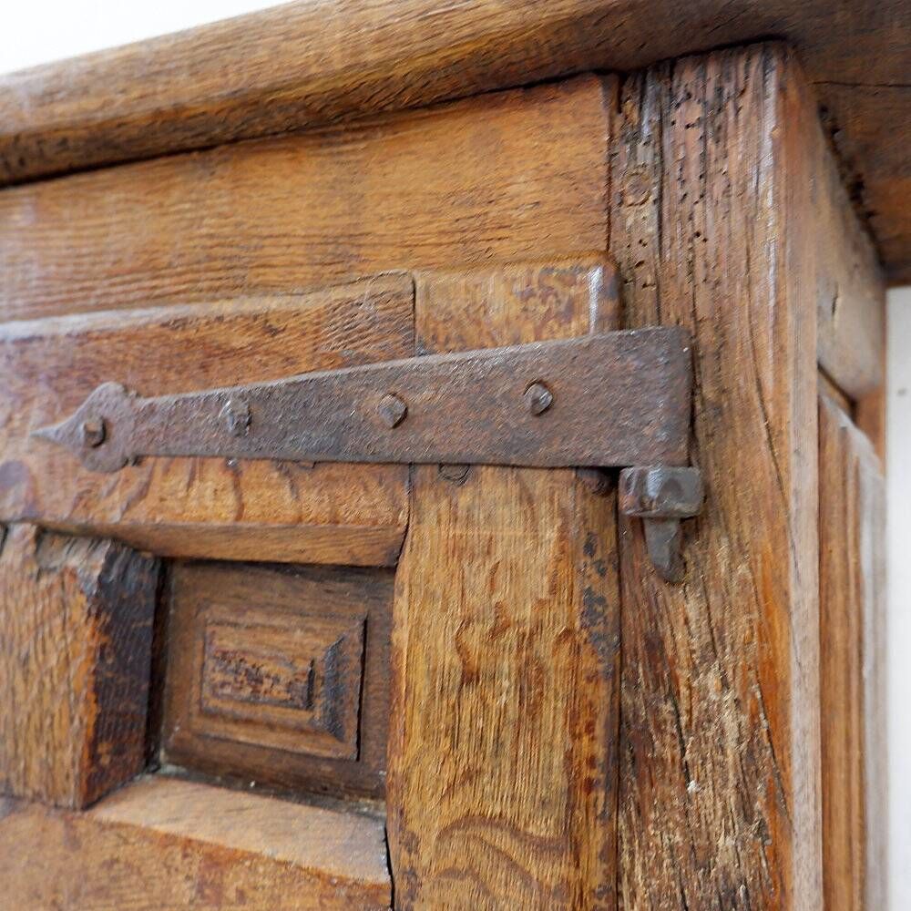 Armoire rustique en bois avec porte à panneau sculpté et ferrures en fer - Espagne, début XIXe siècle