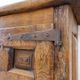 Armoire rustique en bois avec porte à panneau sculpté et ferrures en fer - Espagne, début XIXe siècle