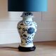 Lampe en porcelaine de Paris bleue et blanche peinte à la main, vers 1980