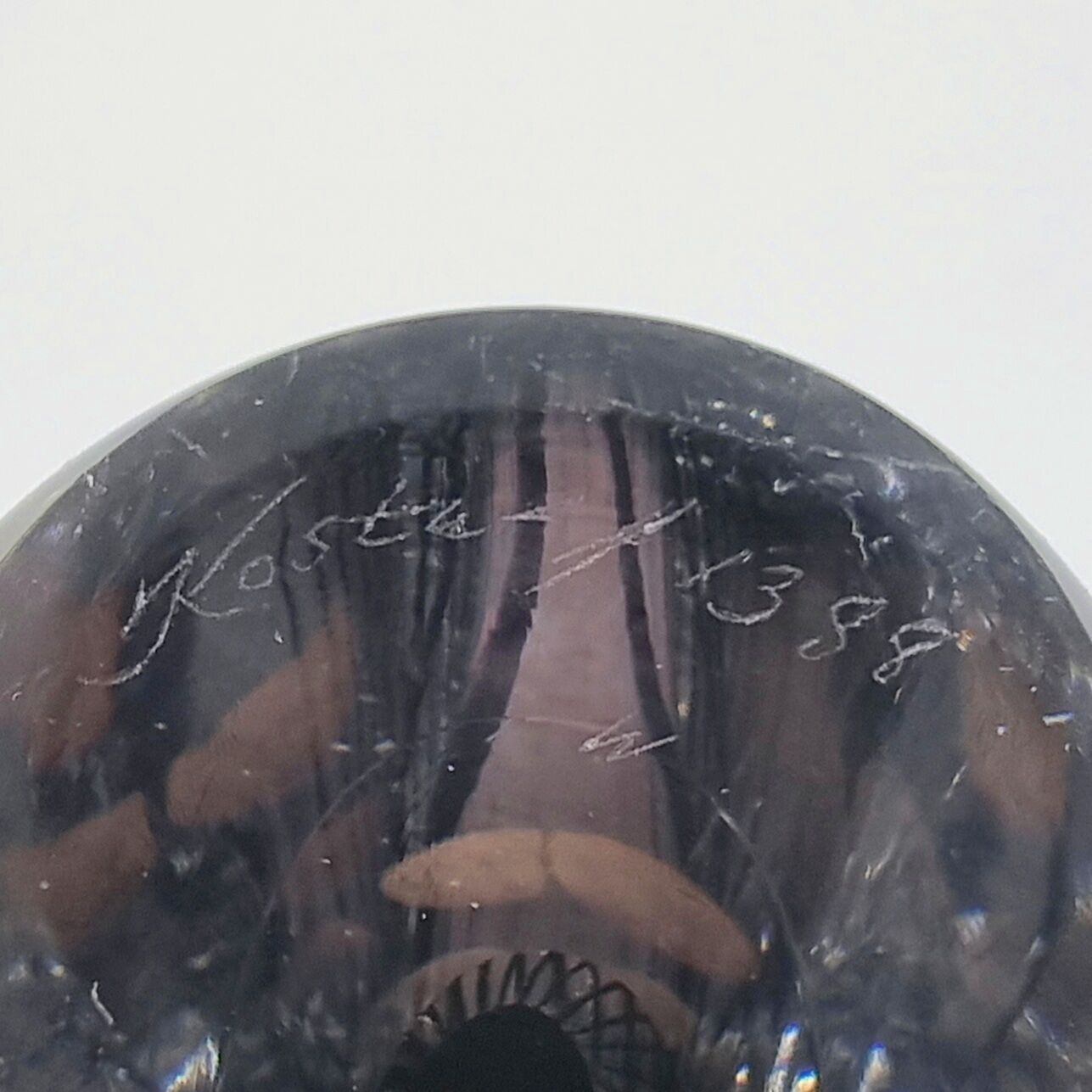 Vase scandinave en verre rayé du milieu du siècle par Vicke Lindstrand pour Kosta Suède années 1950