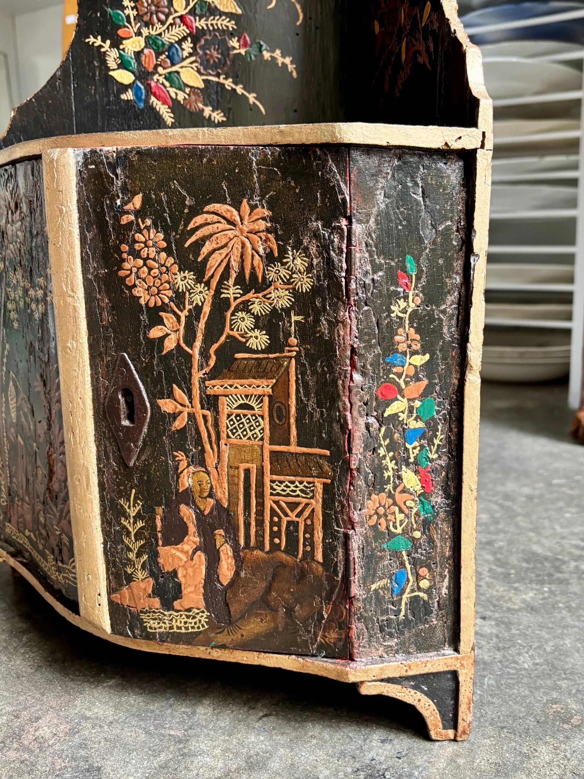 Encoignure en bois laqué noir et décor polychrome, XVIIIème s.
