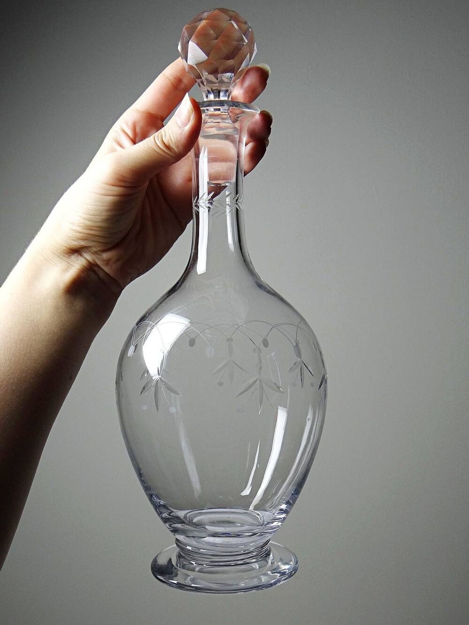 Antique crystal decanter from Nancy, engraved, circa 1920-1930.