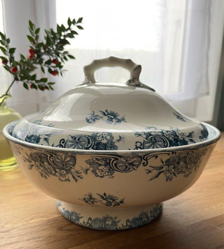 Ceramic compotier floral motif