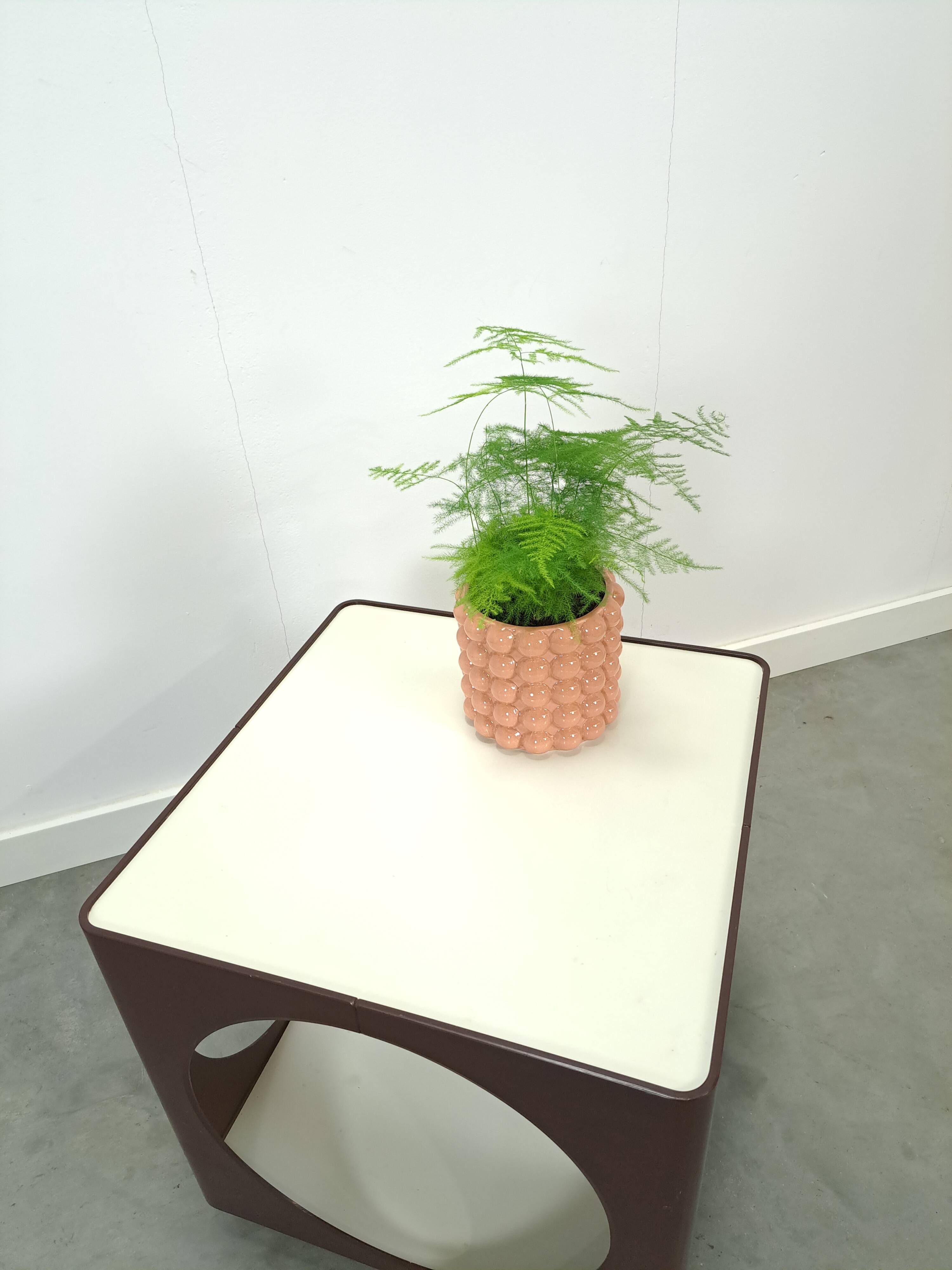 Kubus space age bruine kunststof tafel