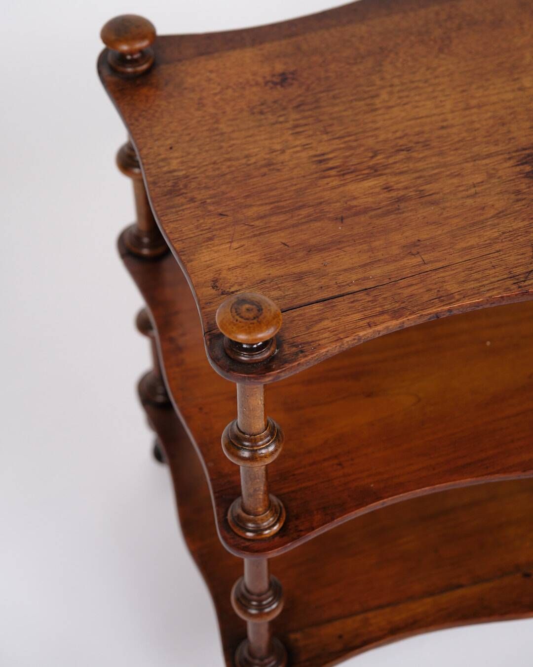 Etagere/shelf with 3 shelves - mahogany - turned columns - wheels - 19th century