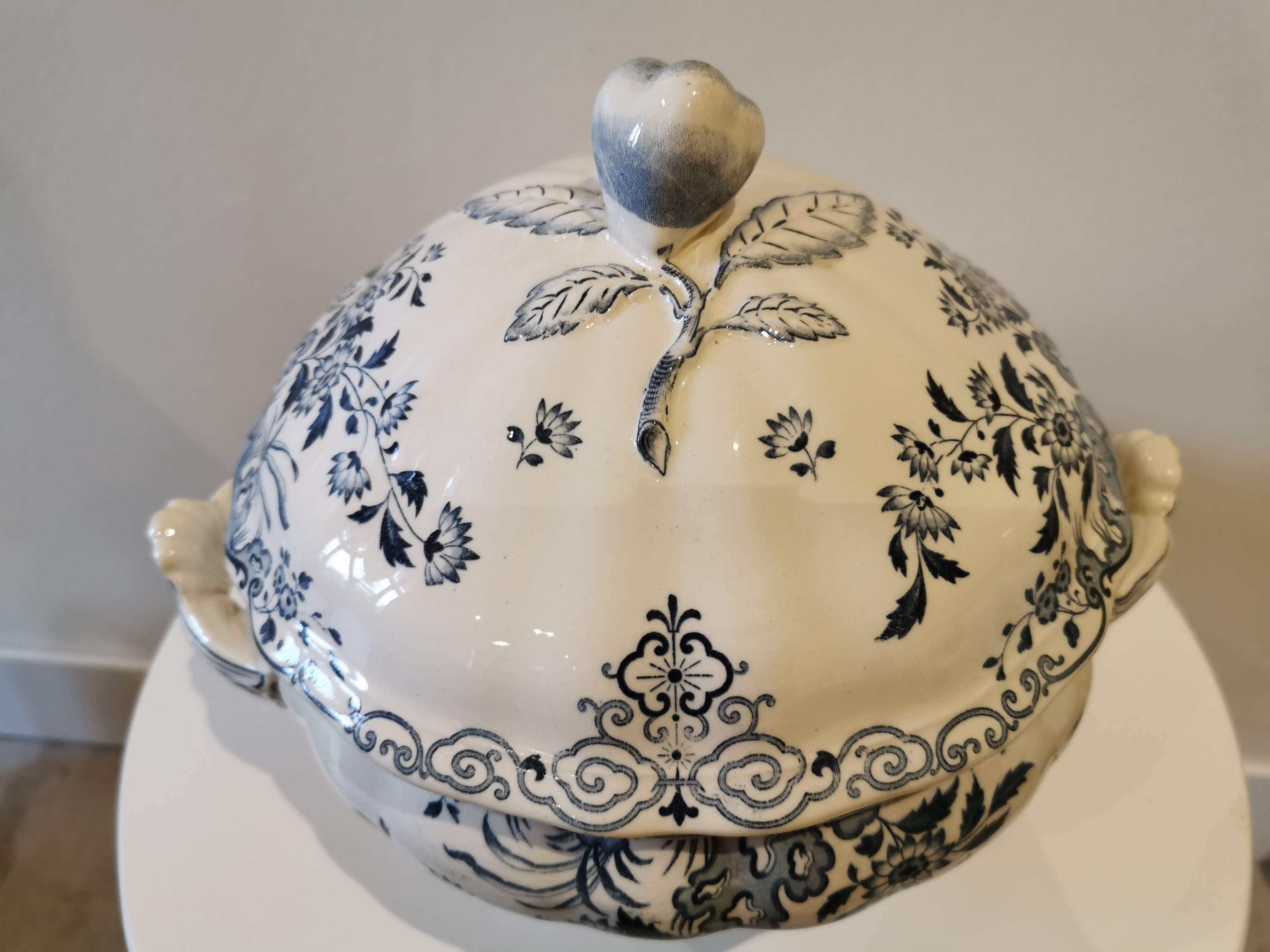 Soup pot Sarreguemines late nineteenth early twentieth century