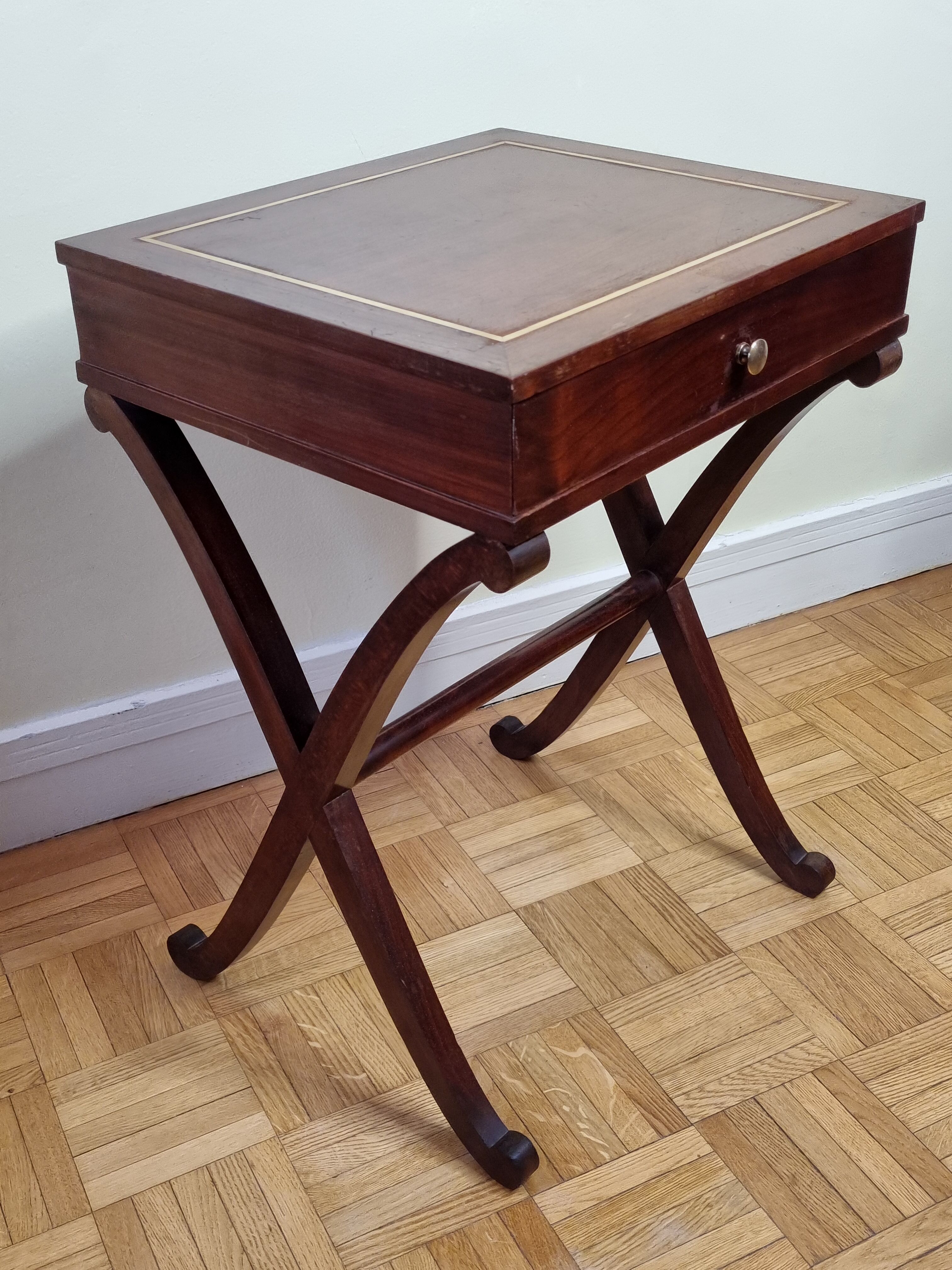 Paire de chevets de style Empire en acajou, bois de placage et finitions en laiton