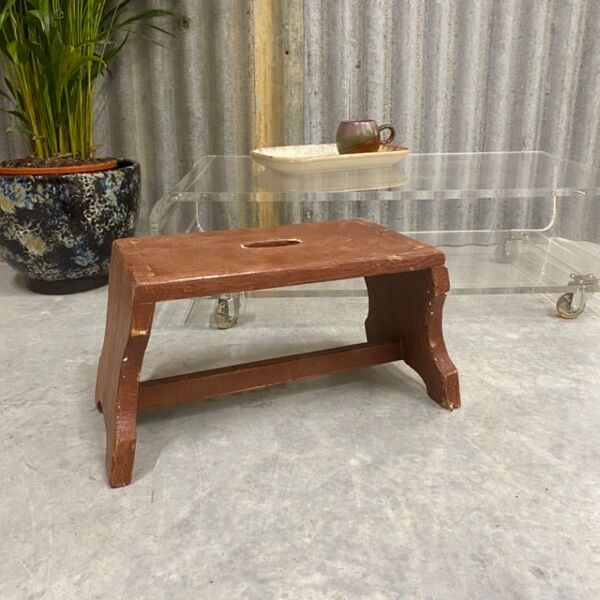 Petit tabouret ou banc hongrois lie de vin (35,5x21x22)