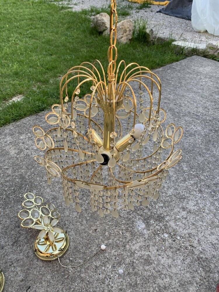 Mid-century chandelier and 2 wall sconces in gilded brass and clear glass, 1960s.