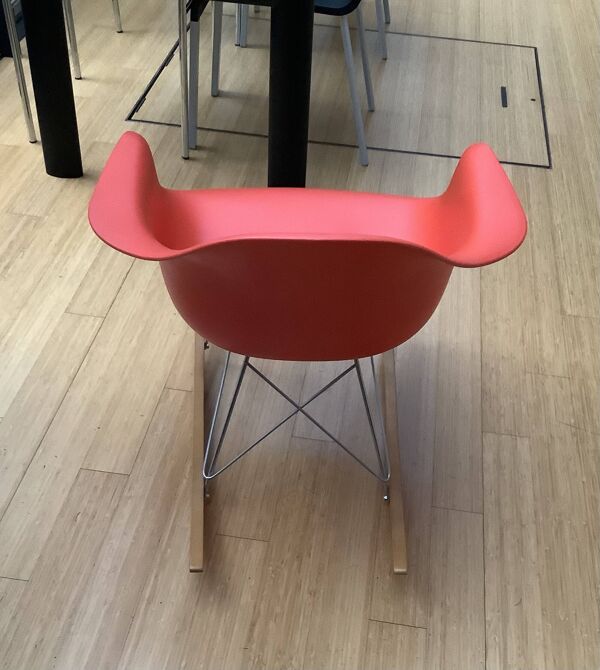 Fauteuil à bascule de charles Eames par Vitra
