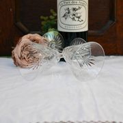 Deux élégants verres à vin en cristal