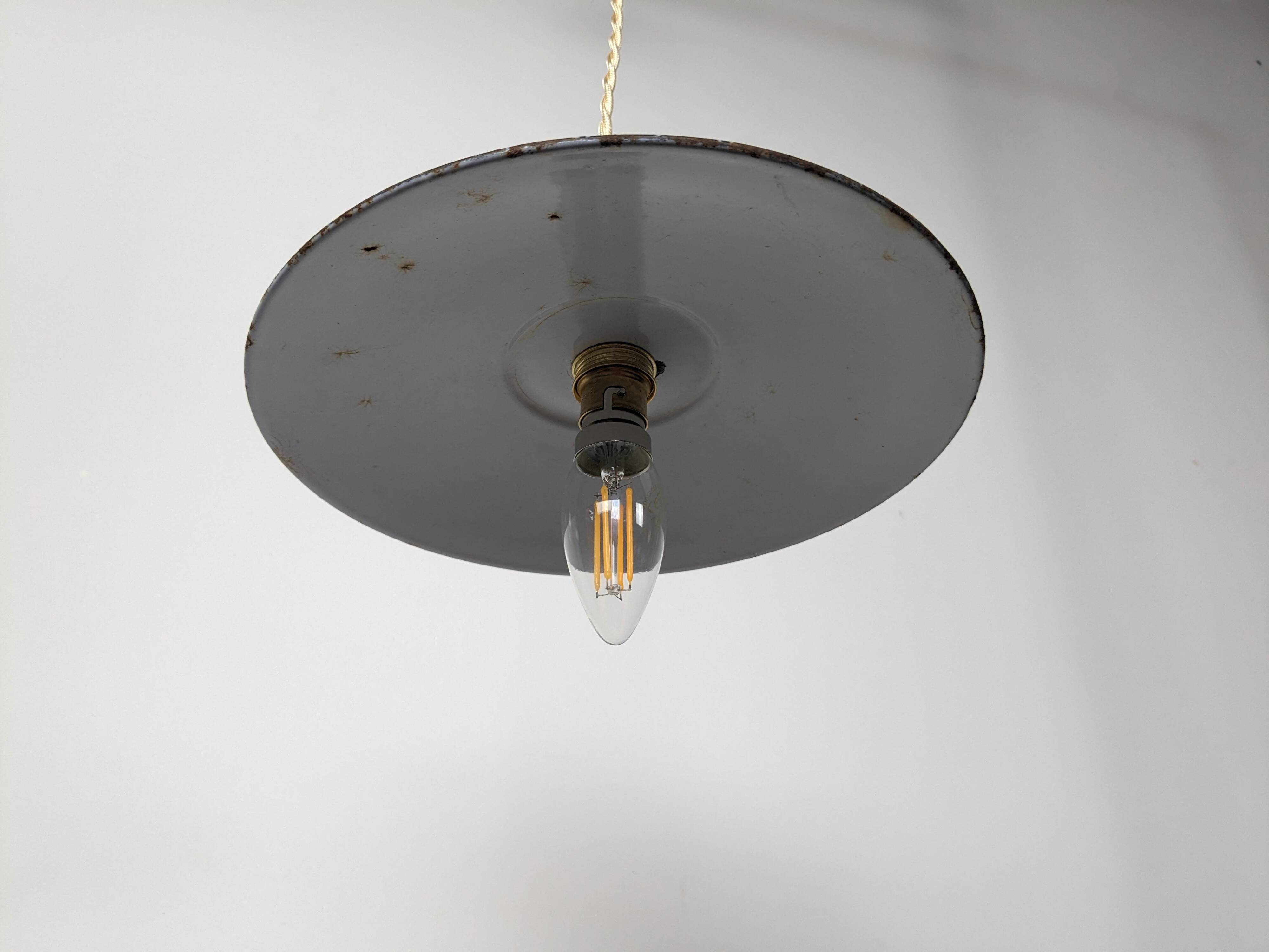 Suspension industrielle vintage en tôle noire à points blancs émaillée