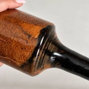Vase soliflore en grès vernissé marron et noir, poterie faite main ancienne