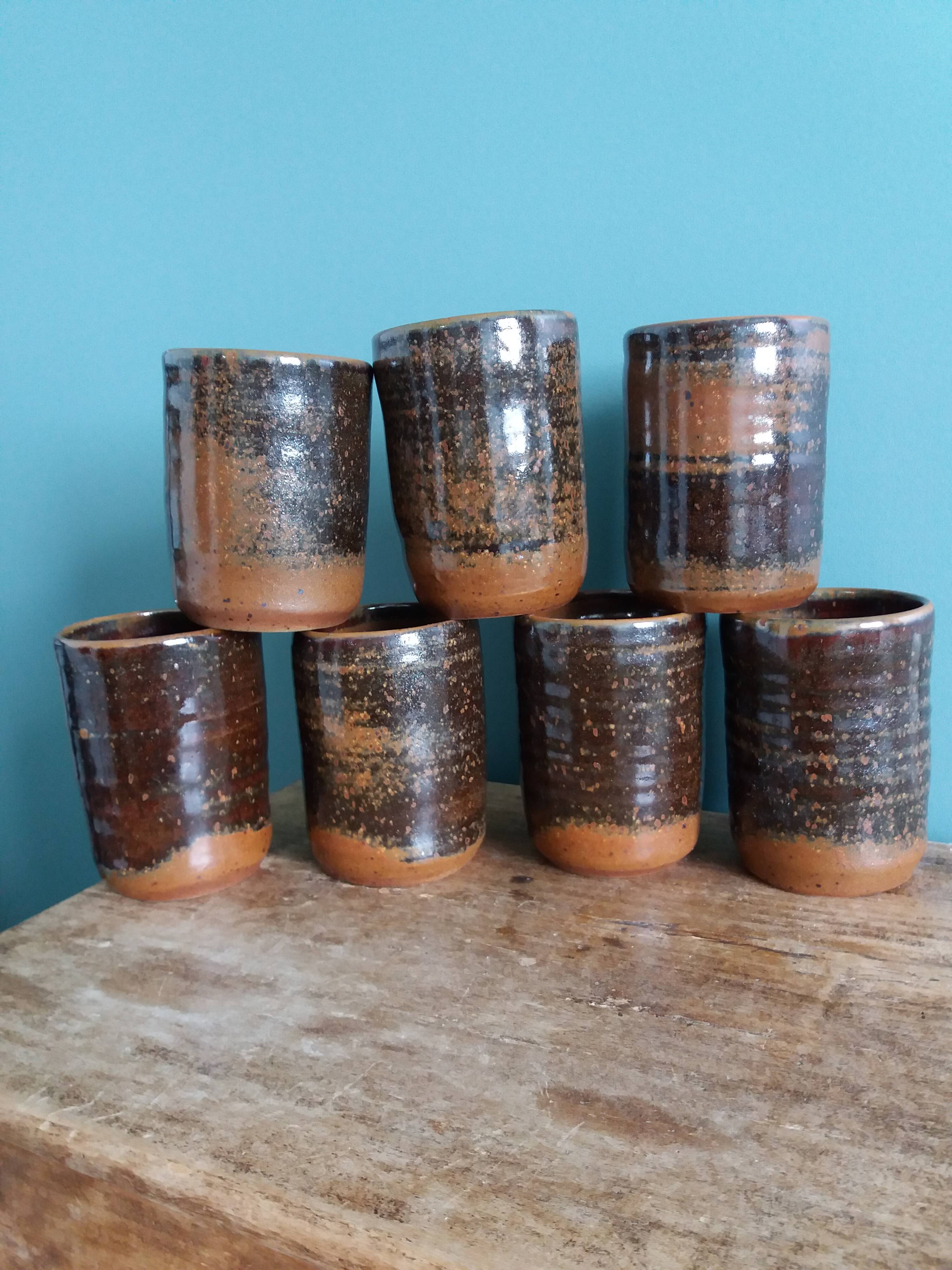 Tasses verres en grès artisanal, signés, Abbaye de Fontgombault