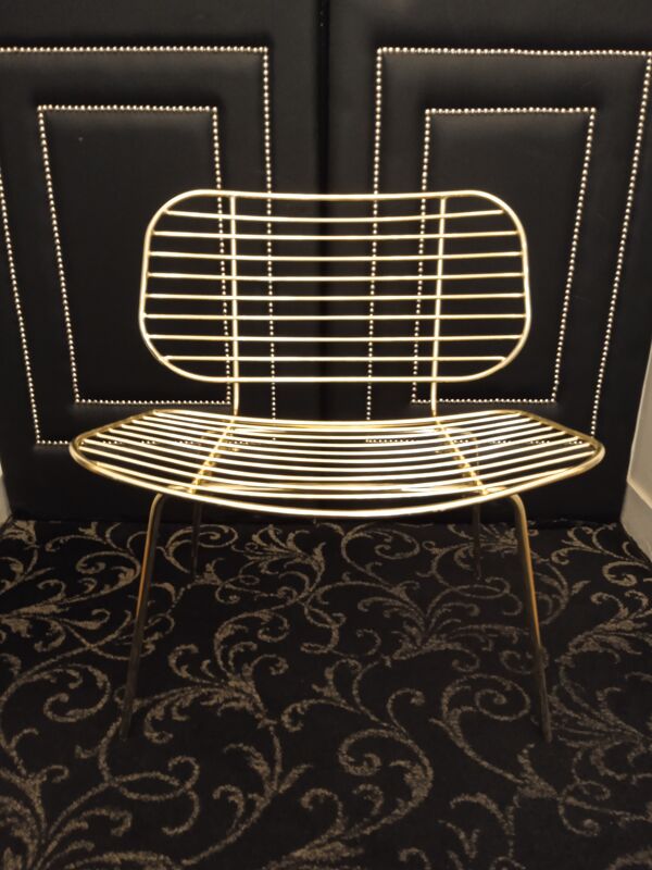 Fauteuil fil design doré coussin peau de vache