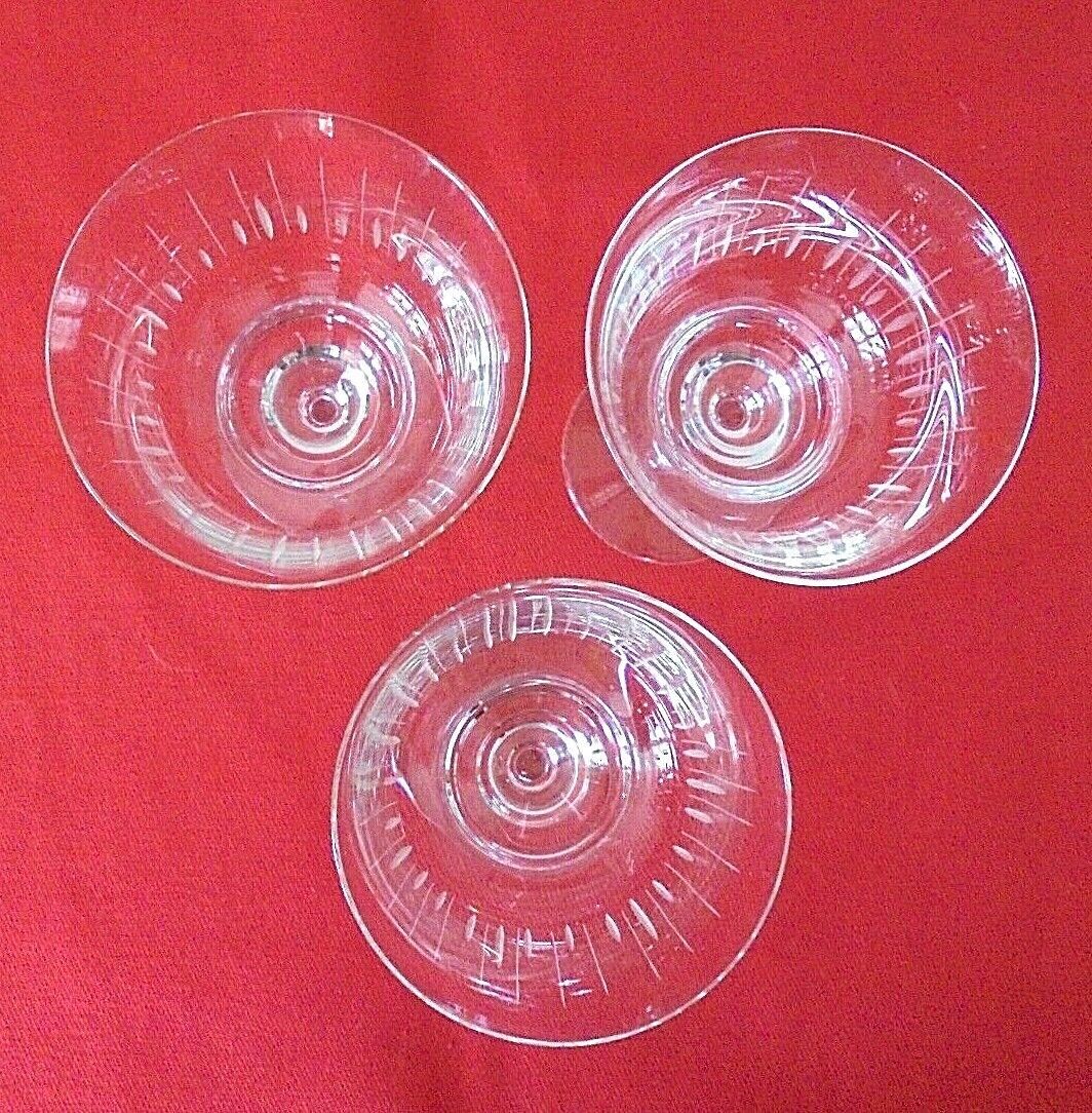 Lot 3 glasses on foot Aperitif crystal chiseled H. 14 cm Diameter edge sup. 7.7 cm
