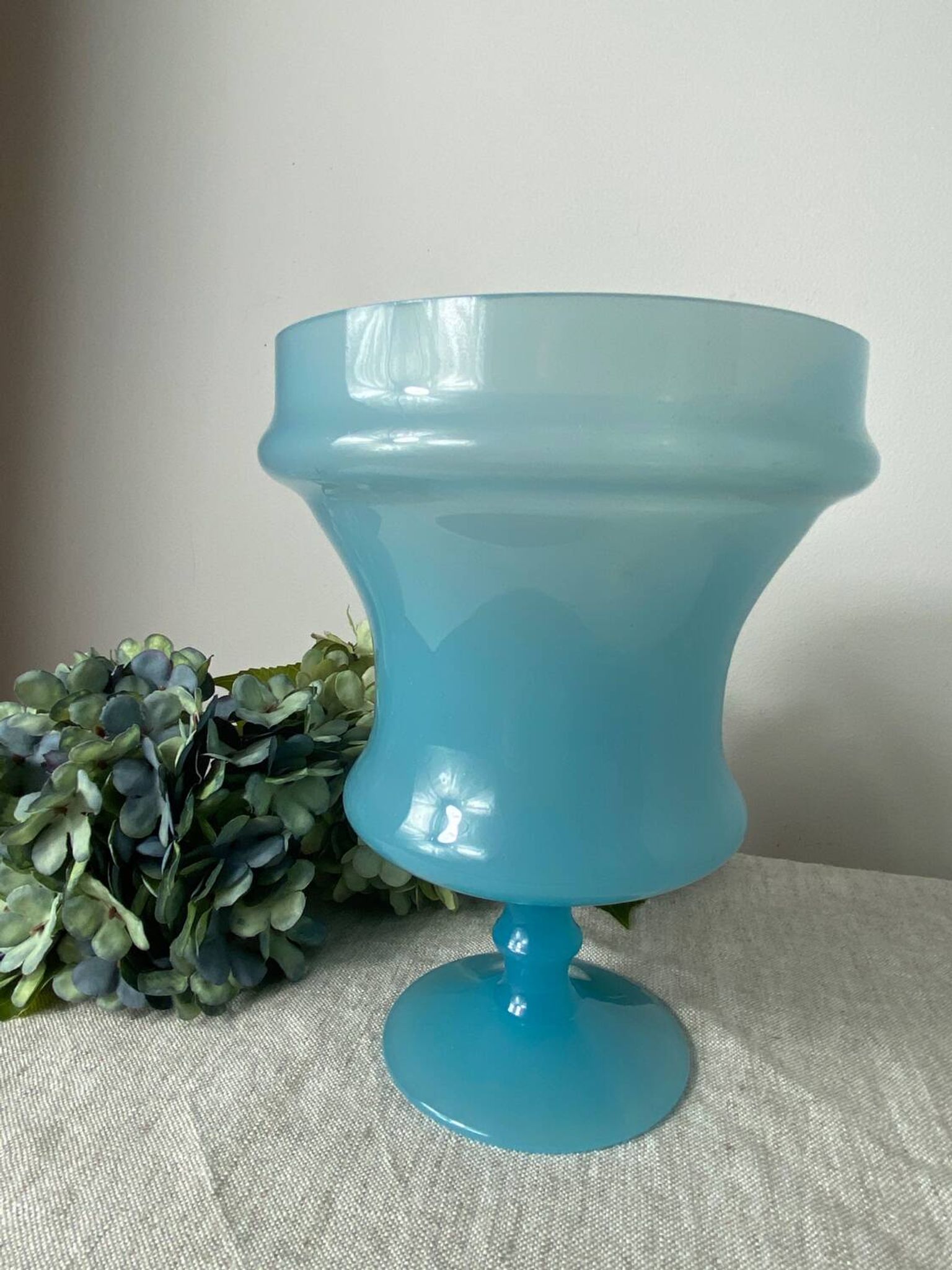 Vase vintage en opaline bleue