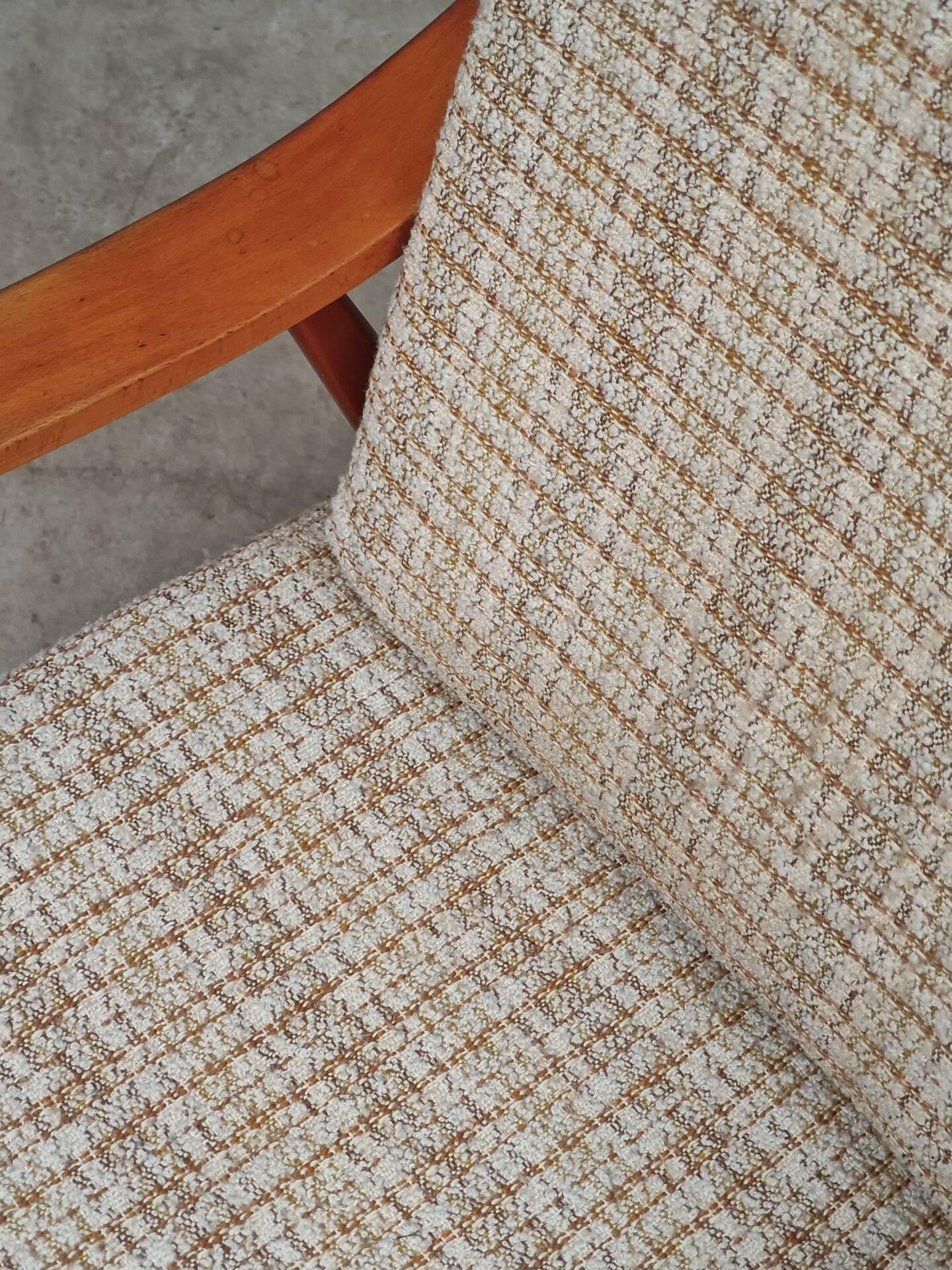 Pair of Boomerang-style armchairs in ecru beige fabric, 1960s.