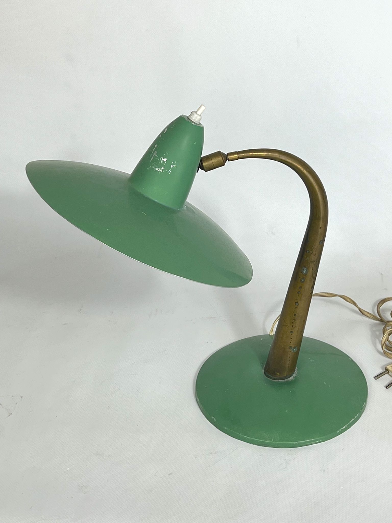 Mid-cenrury Italian Modern brass and green lacquer table lamp from 50s