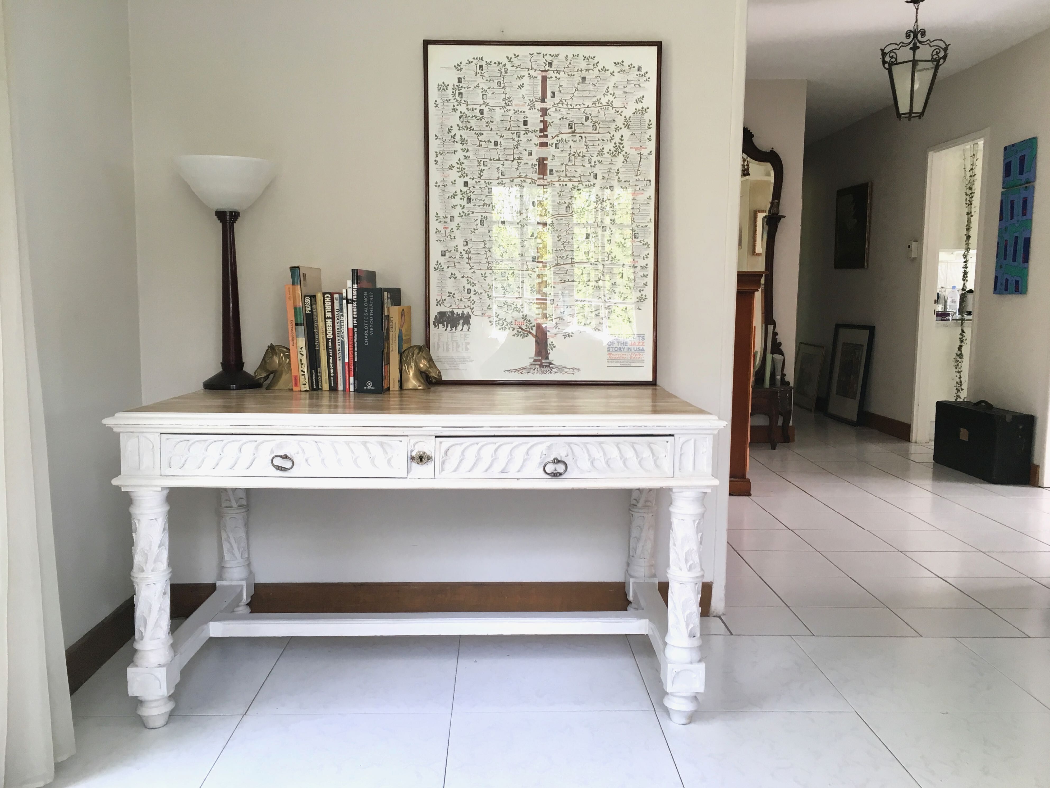 Bureau ancien en chêne sculpté et cérusé