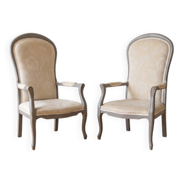 Paire de fauteuils Louis XV en bois gris et tissu beige