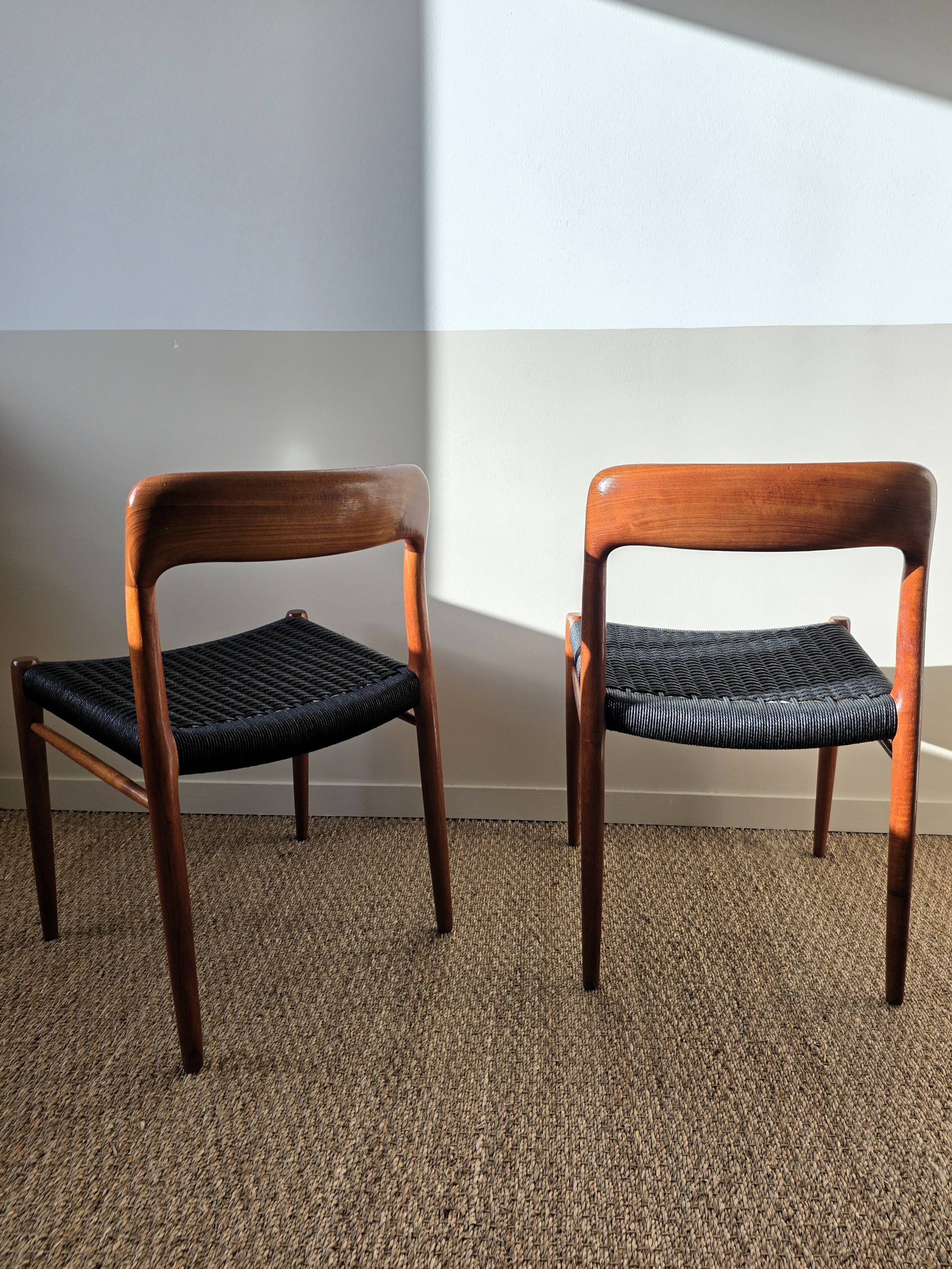 Paire de chaises Niels O. Møller modèle 75 – teck & cordage noir refait