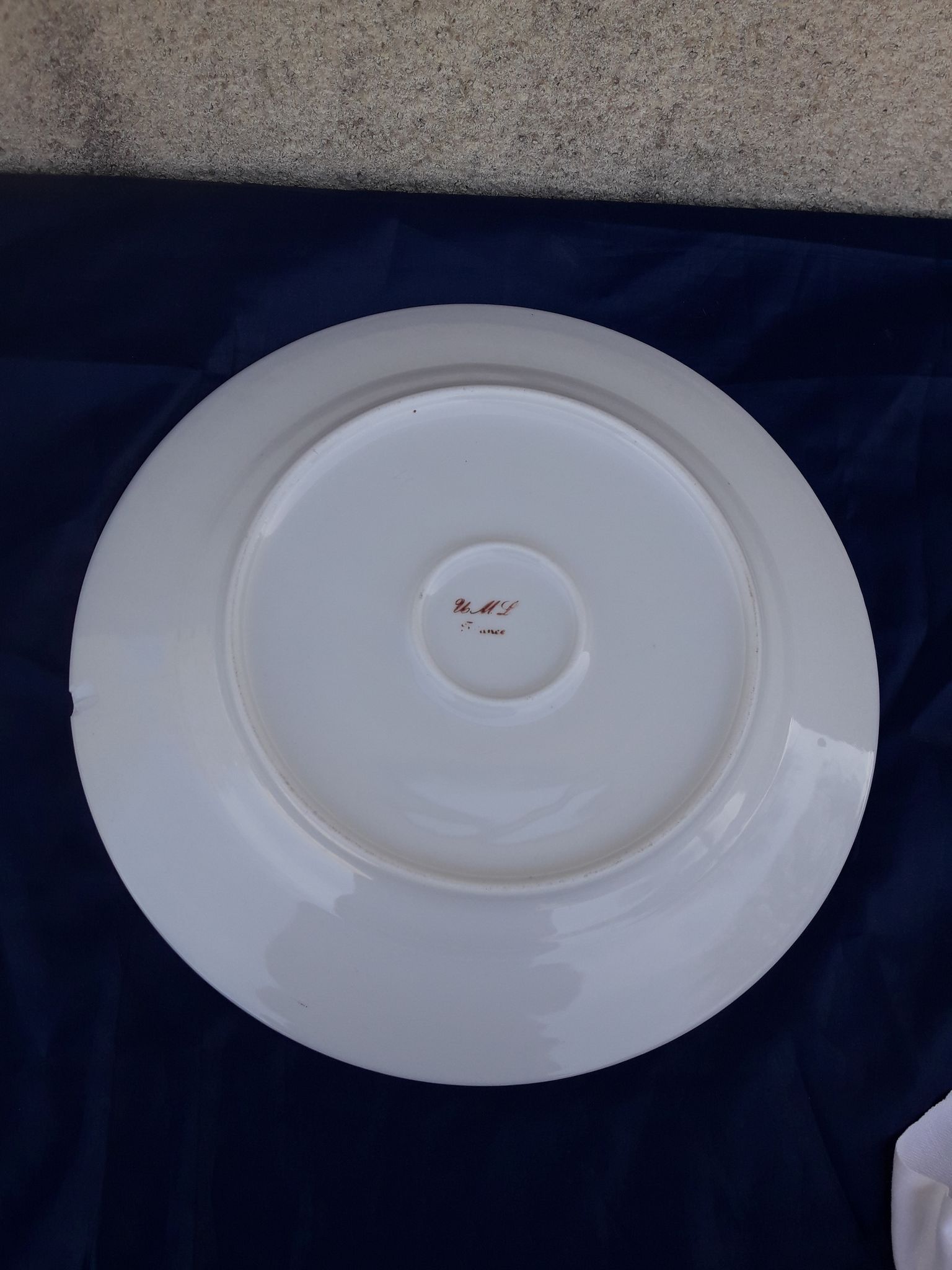 Round porcelain dish U M L diam 31 cm