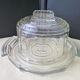 Ancienne cloche à fromage sur son plateau en verre pressé moulé