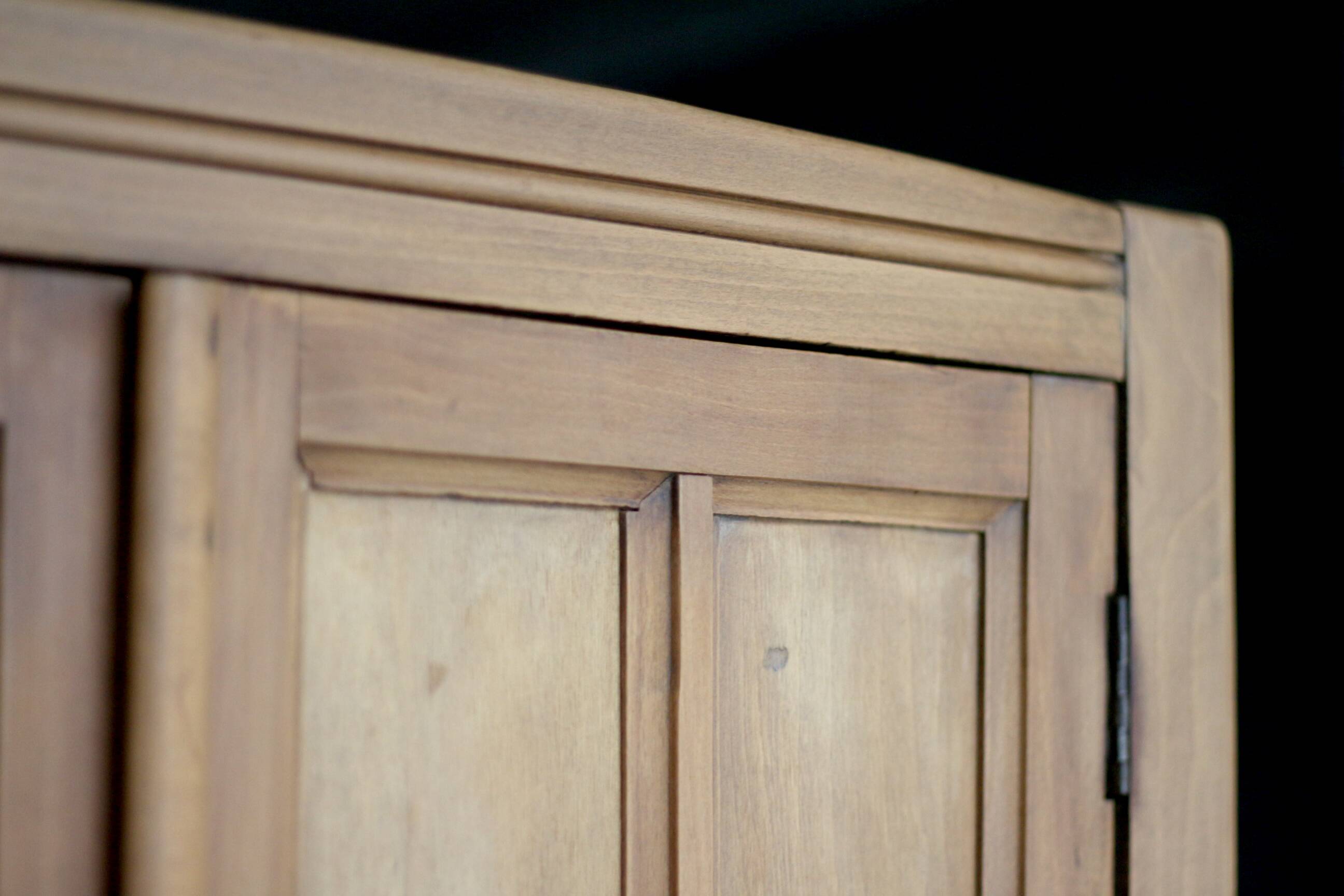 Authentique armoire parisienne des années 40. Remise au propre