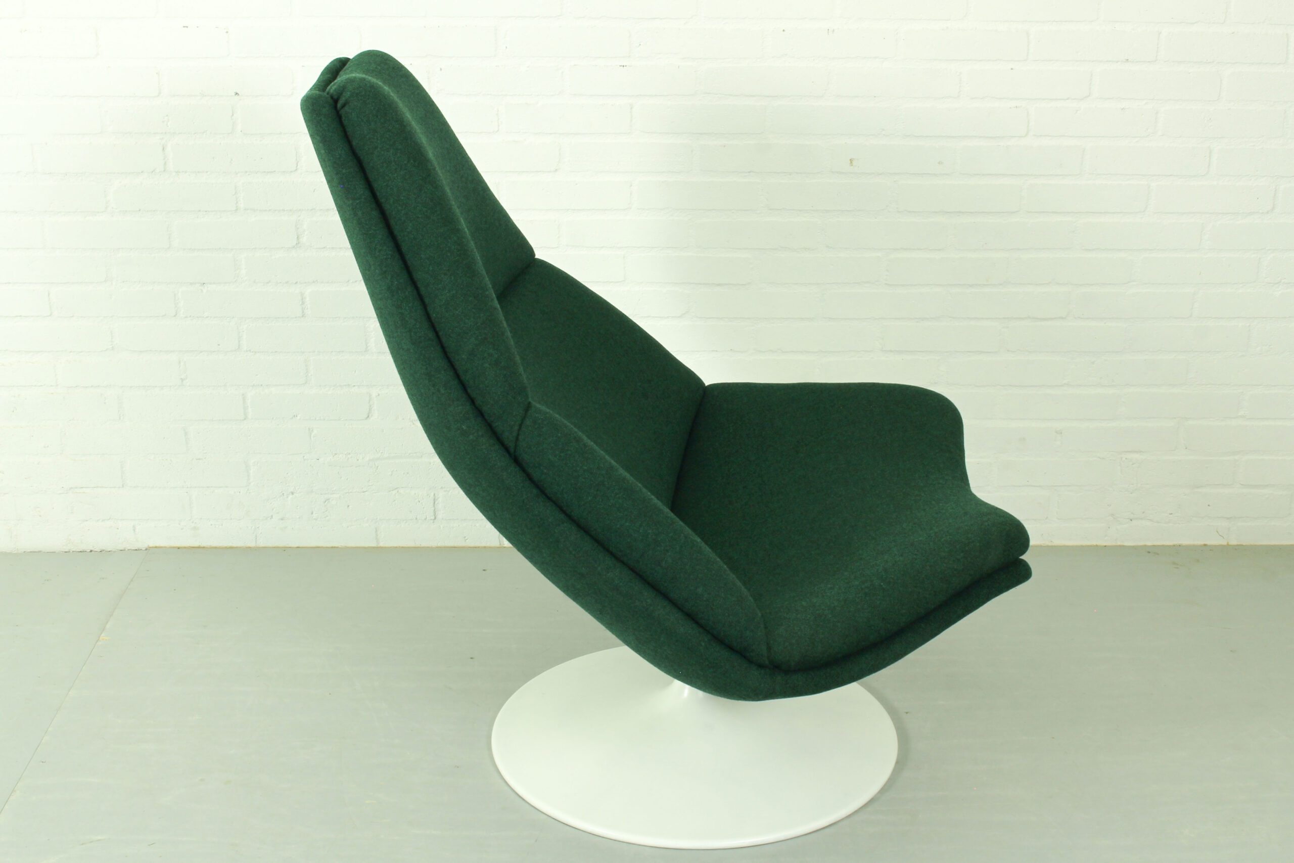 Artifort F510 lounge chair by Geoffrey Harcourt