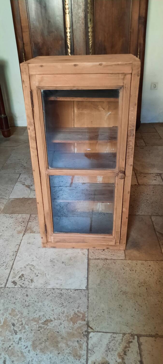 Display case to stand or hang