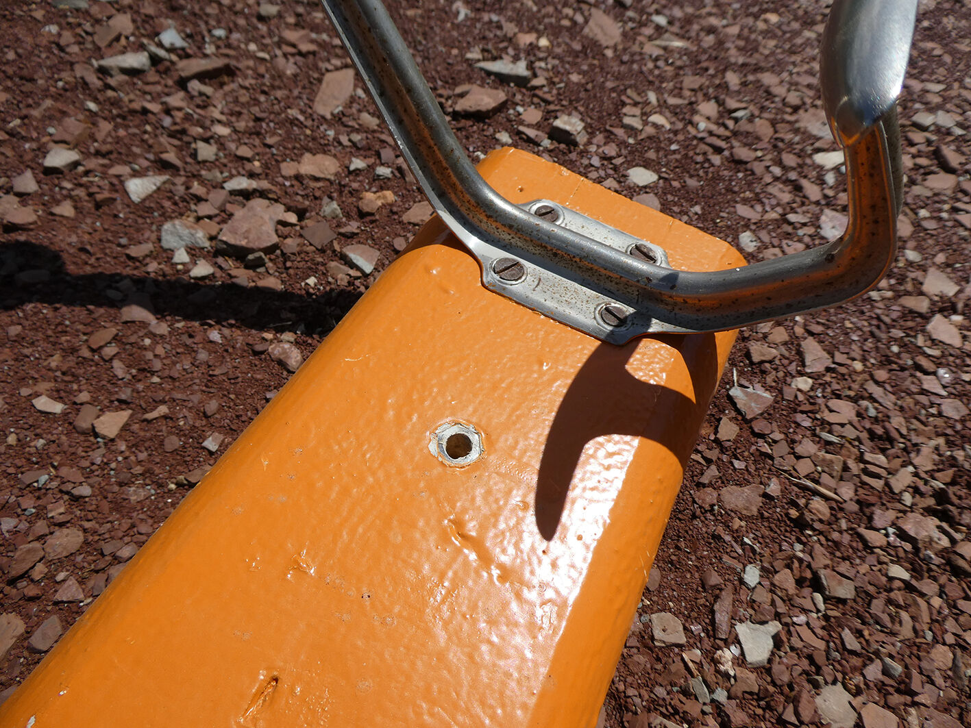 School wall door - 11-patère orange rail