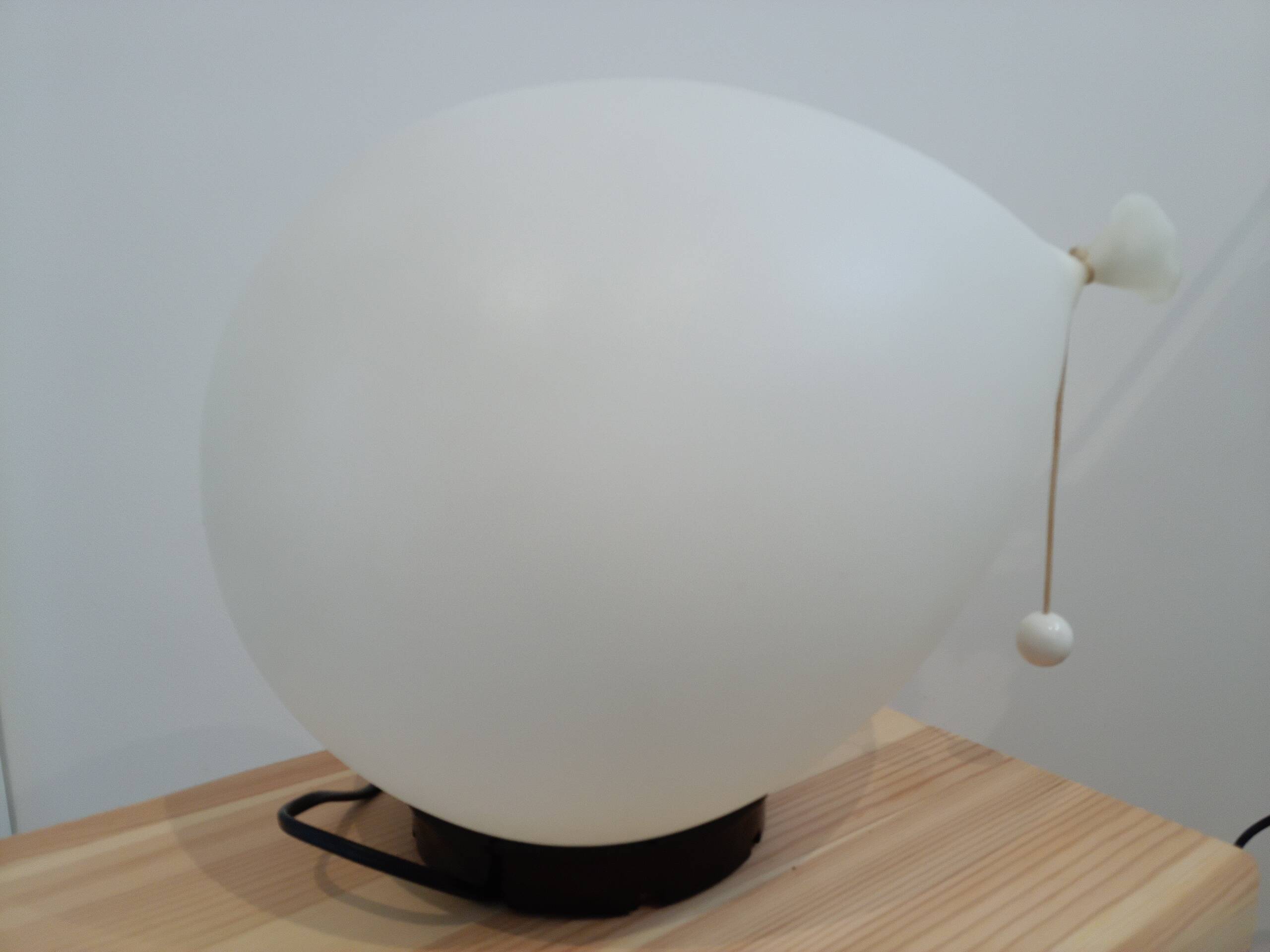 lampe ballon du designer Yves Christine produit par Bilumen Italie 1975