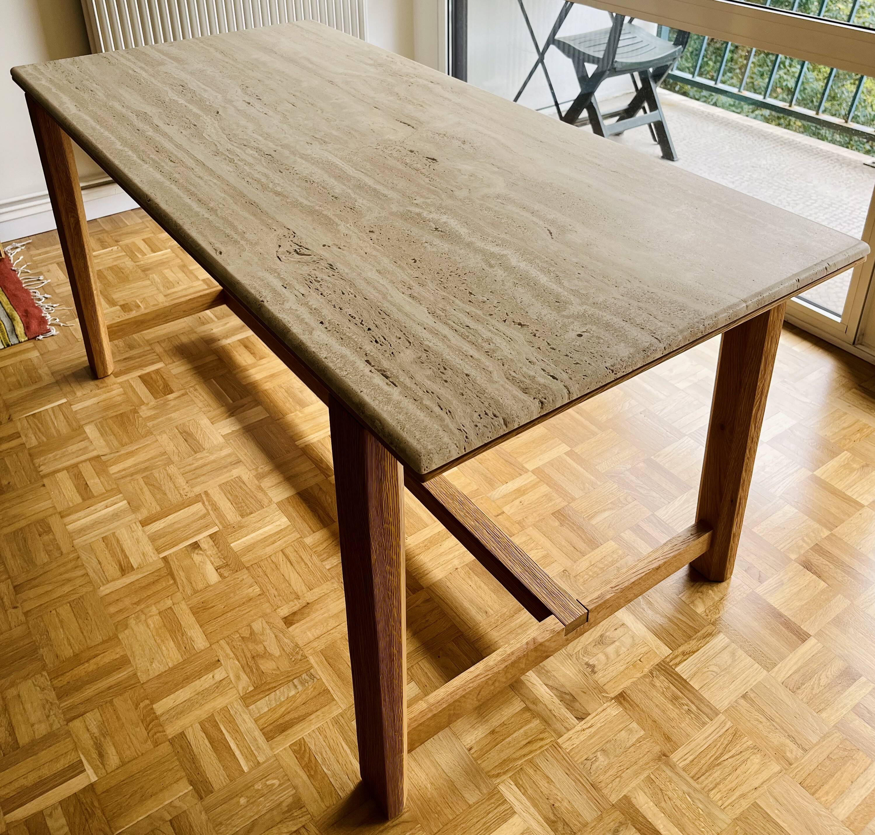 Table designer E. Gallina en travertin et chêne massif pour 6 personnes.