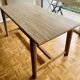 Table designer E. Gallina en travertin et chêne massif pour 6 personnes.