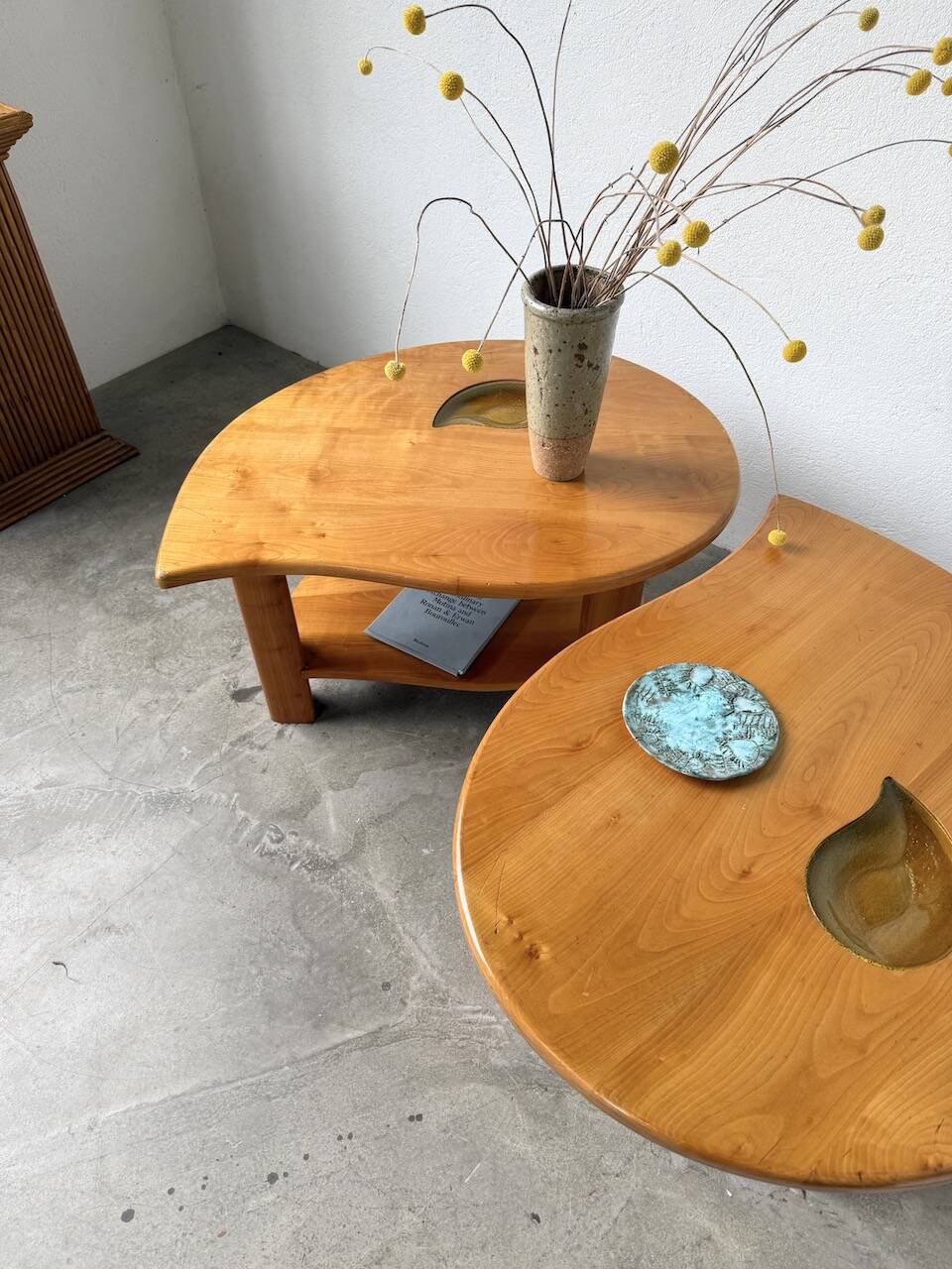 Tables basses en orme formant une goutte