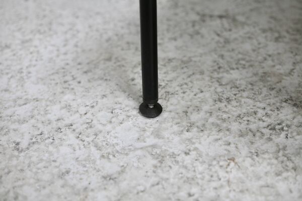 Chauffeuse, circa 1950. Simili-cuir brun.