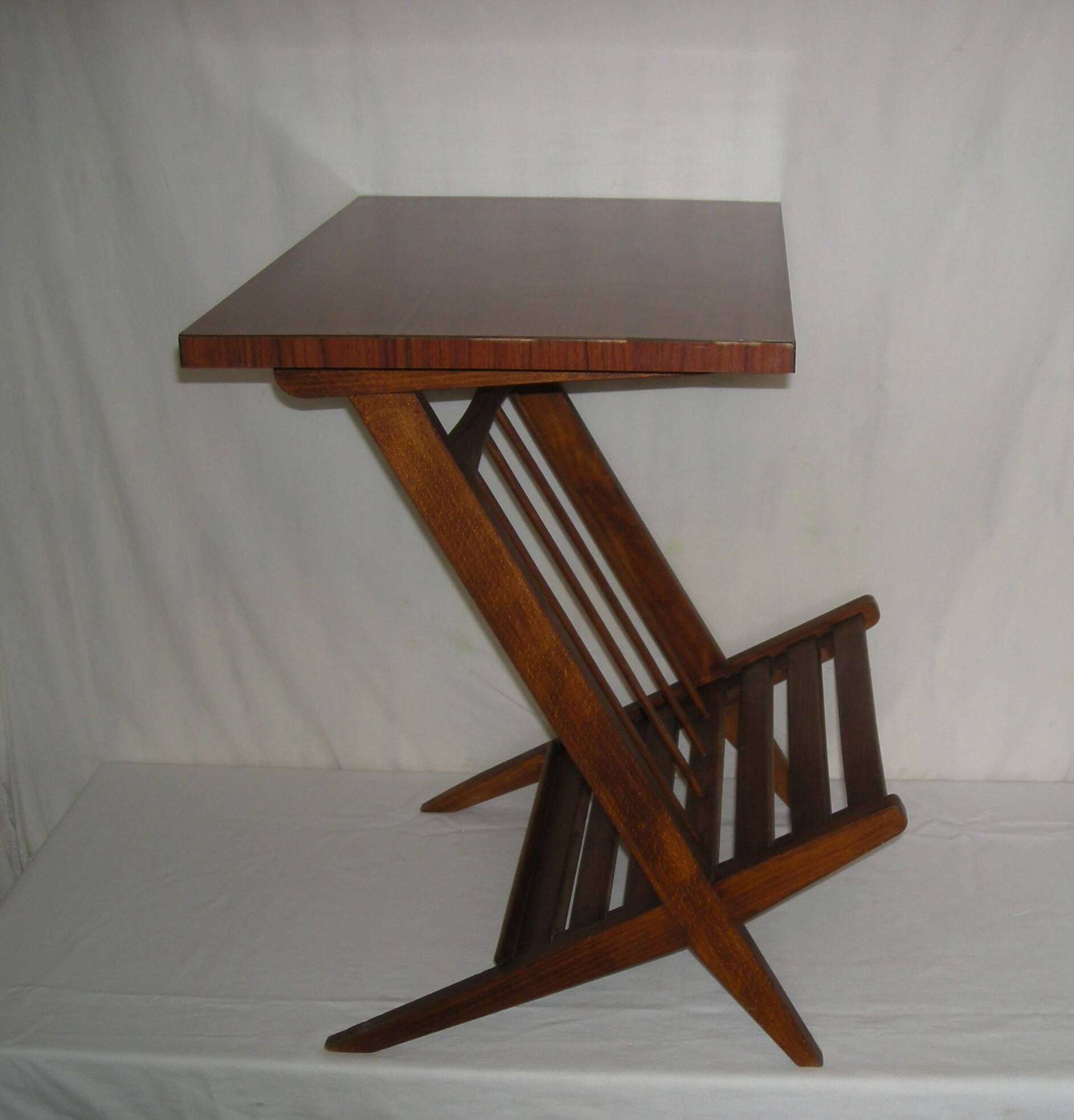 Table basse ; range disques ; revues style scandinave des années 50