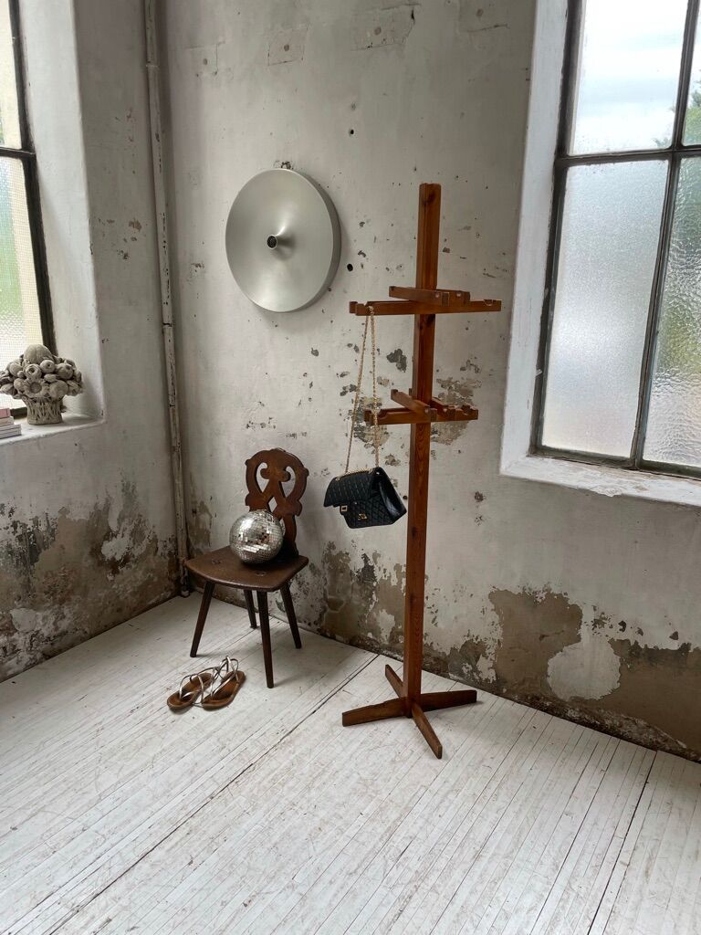 Patère wears pine coat 70