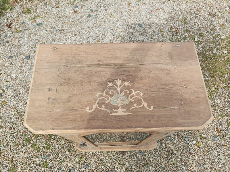 Showcase in solid wood