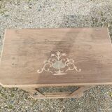 Showcase in solid wood