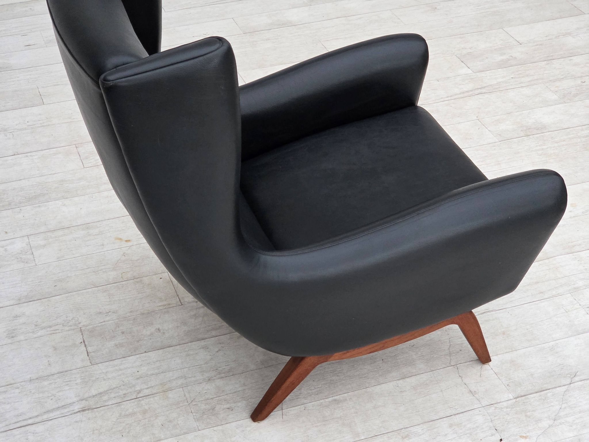 Années 1960, design danois par Illum Wikkelsø, fauteuil, modèle 110, cuir, teck.
