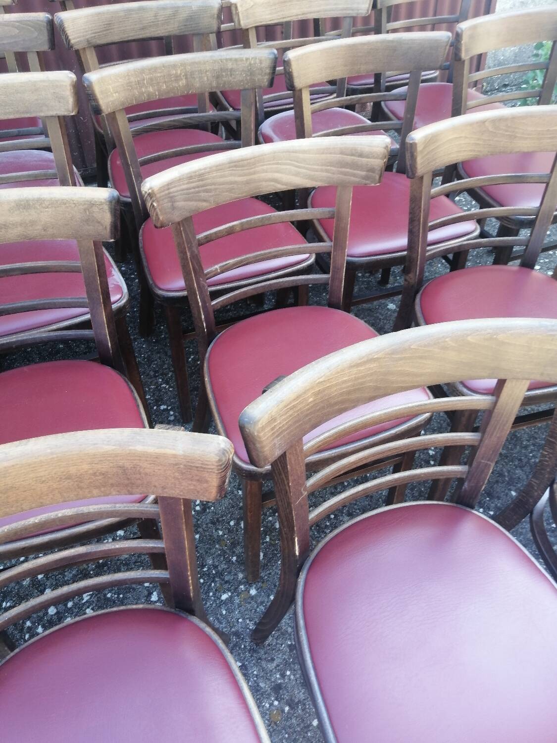 Lot de 19 chaises bistrot en bois et skaï rouge vintage.