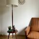 lampadaire vintage avec tablette et pied tripode
