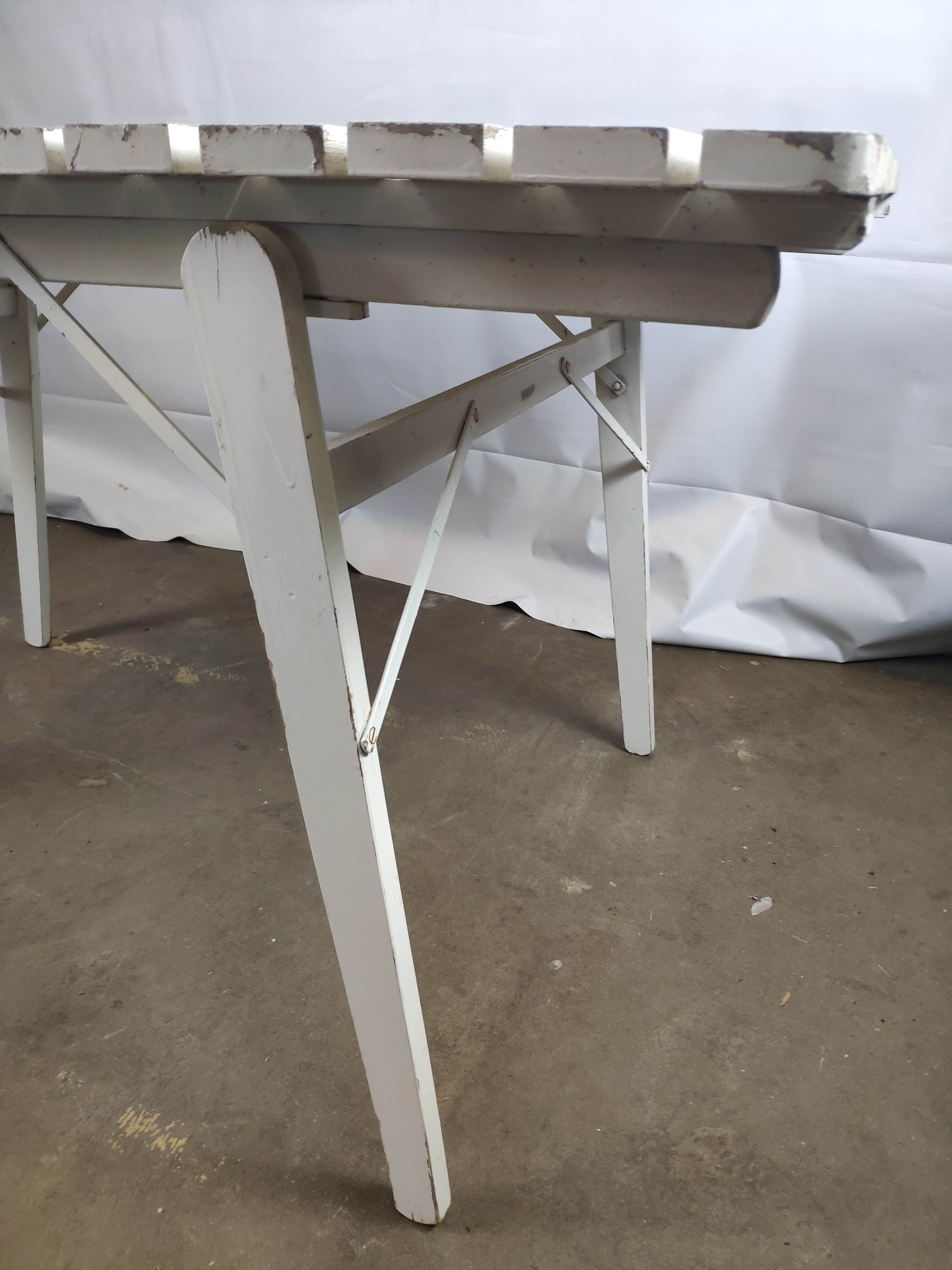 Table de jardin pliante blanche vintage en bois