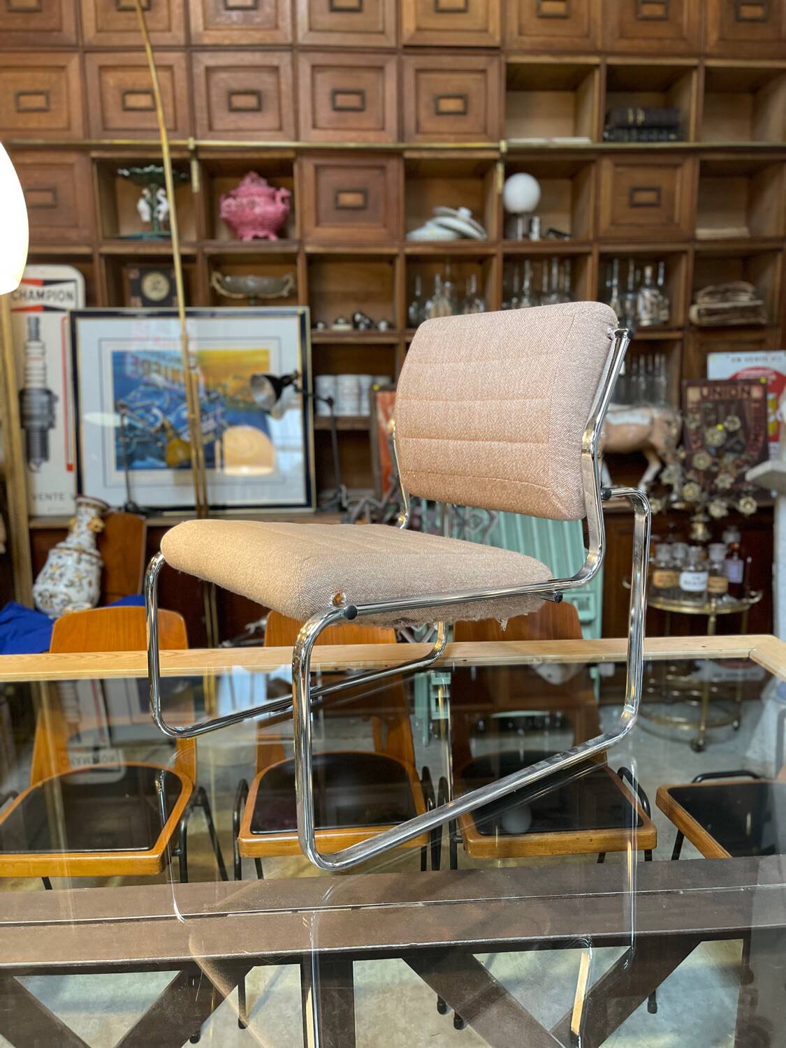 Fauteuil / chauffeuse de salon tissus et chrome Atal 1970