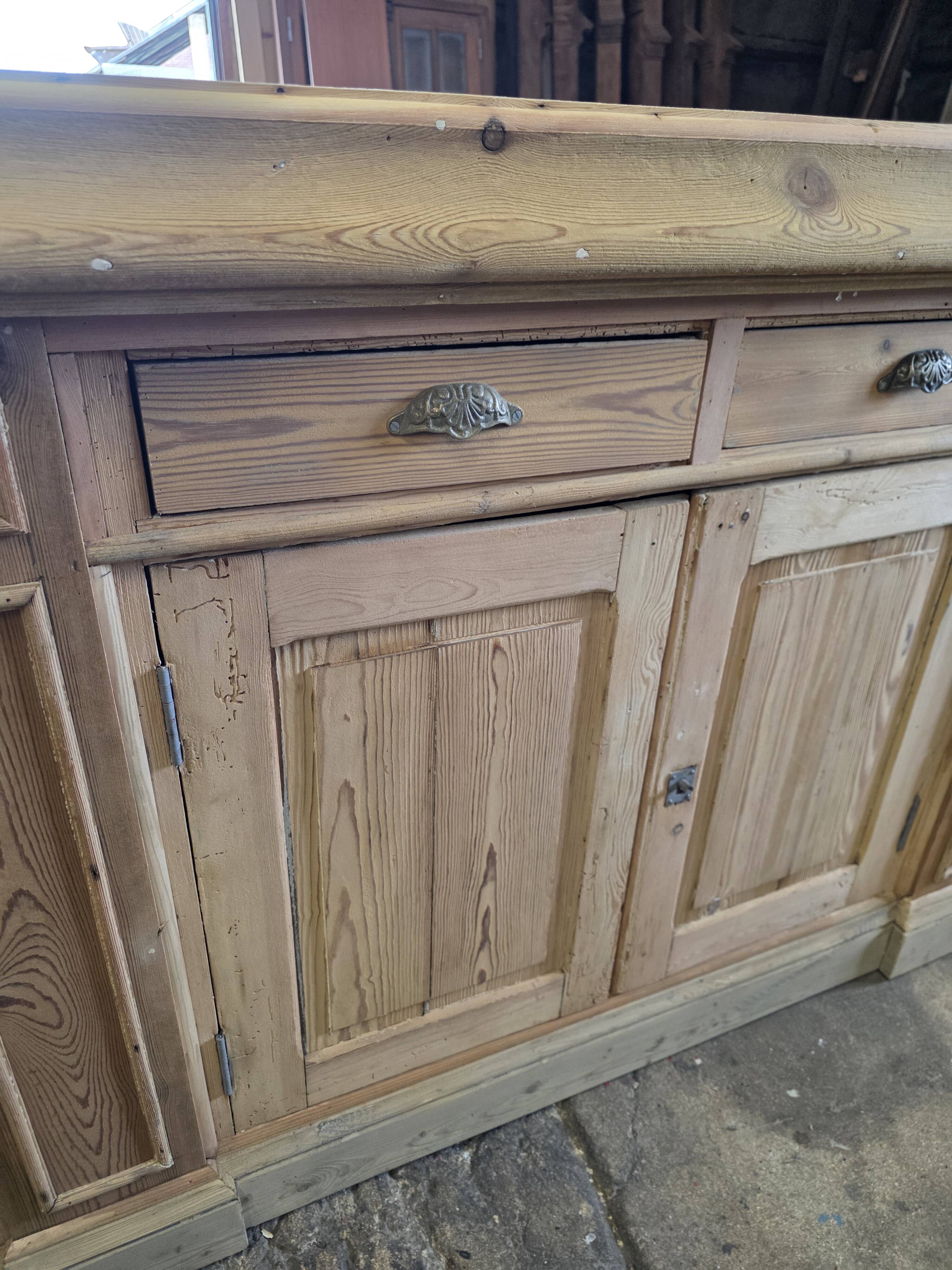 Bistro counter with a Hungarian point design.