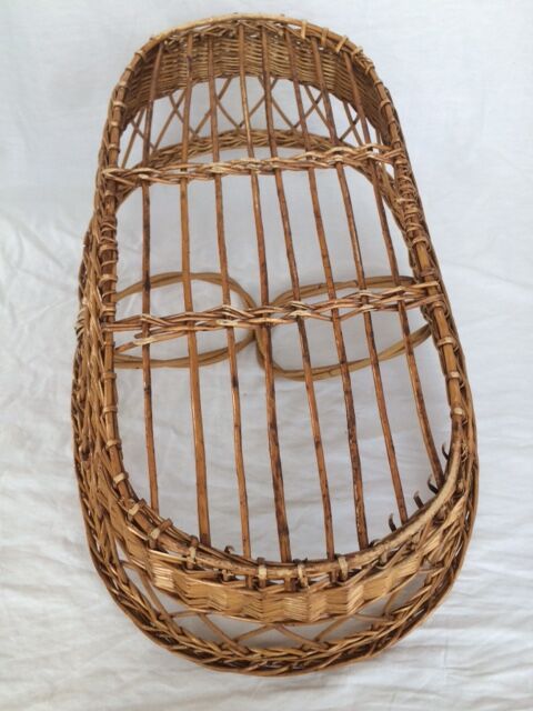 Bassinet in rattan, his mattress, pillow and bed linens