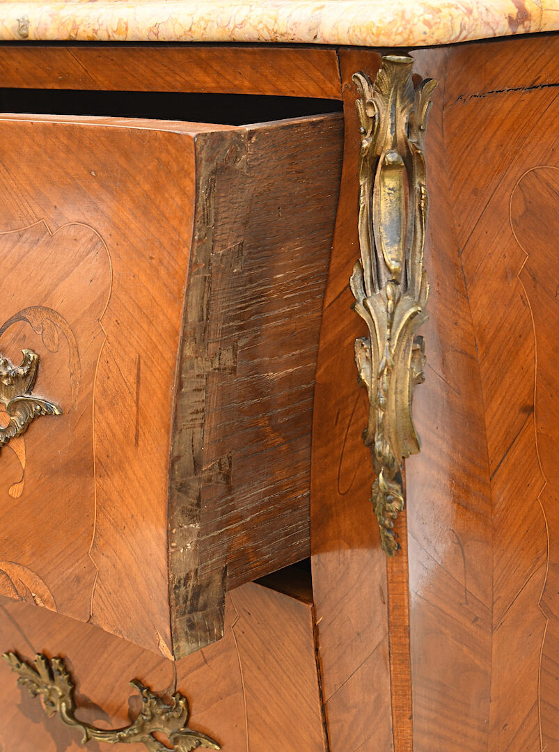 Curved chest of drawers in Louis XV style