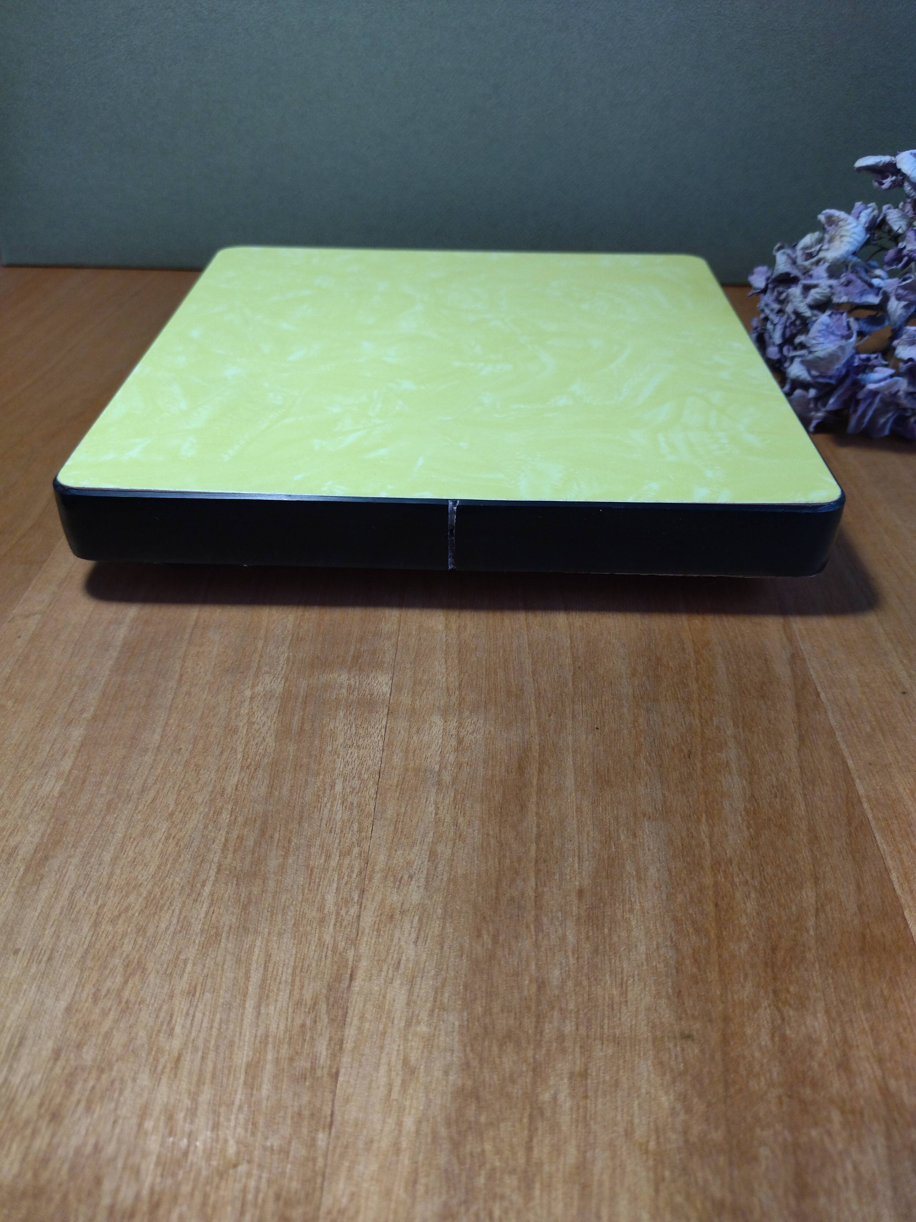 Thick flat underside formica speckled yellow
